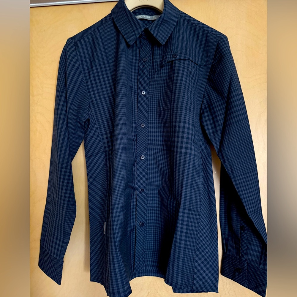 Icebreaker Men’s 100% Merino Wool button up shirt in Cool Navy Plaid! Sm/Md fit